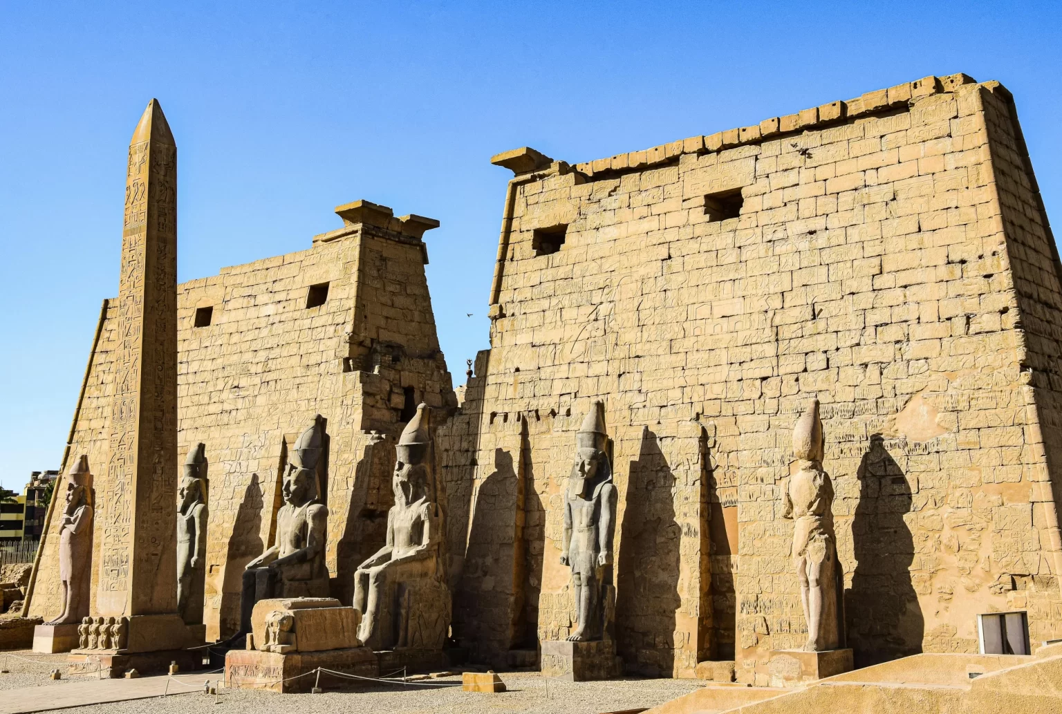 El Templo de Luxor visto desde el exterior, mostrando su entrada monumental y columnas