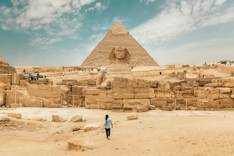 Alt Text: Símbolos egipcios antiguos y su significado histórico en viajes a Egipto con Waad International Travel