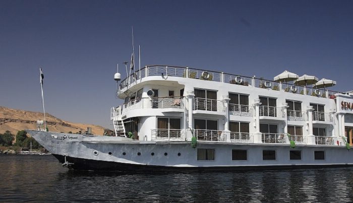 Crucero por el Nilo MS Jaz Senator navegando por el río Nilo, ofreciendo lujo y confort en el Alto Egipto