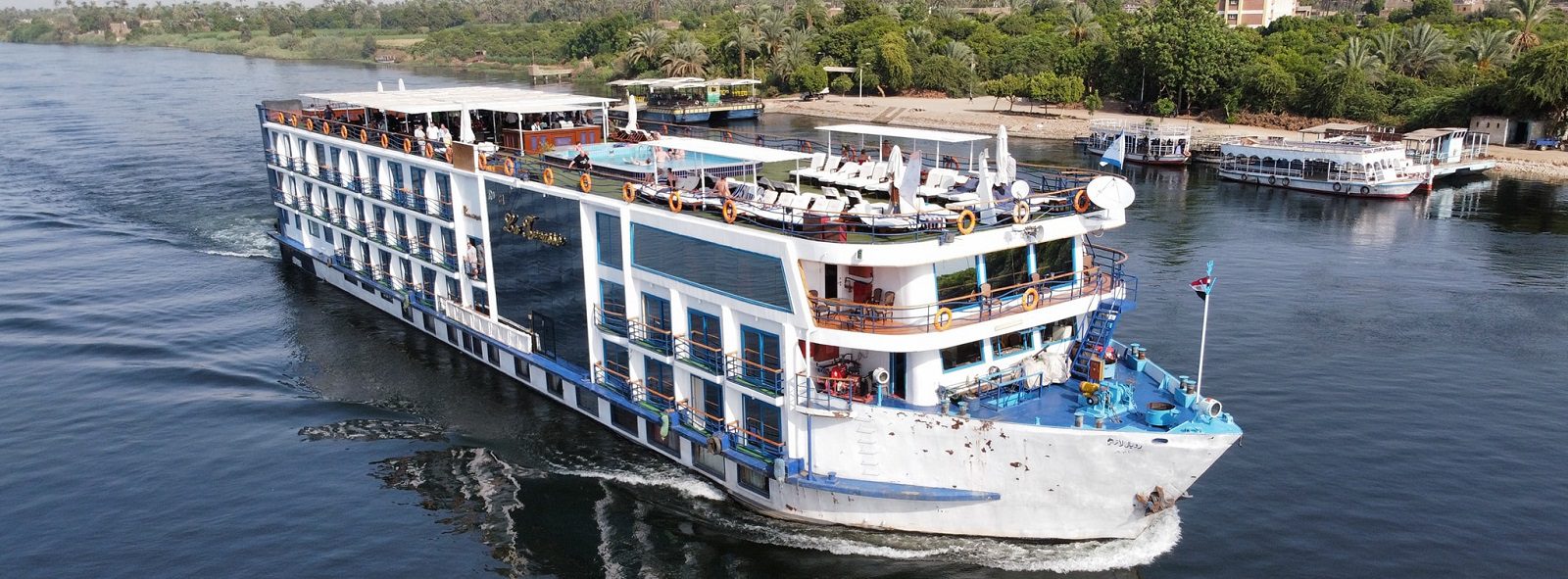 Cruceros Estándar por el Nilo barco turístico navegando por el río Nilo entre Luxor y Asuán