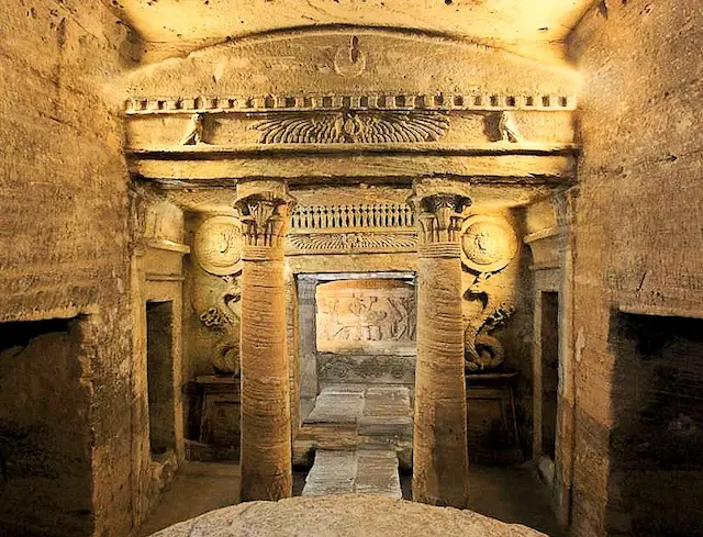 Cámara funeraria principal en Las Catacumbas de Kom El Shoqafa con relieves grecorromanos y esculturas antiguas