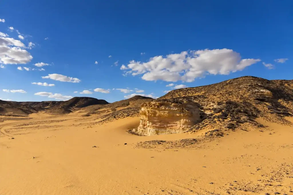 Desierto Negro cerca del Oasis de Bahariya en Egipto