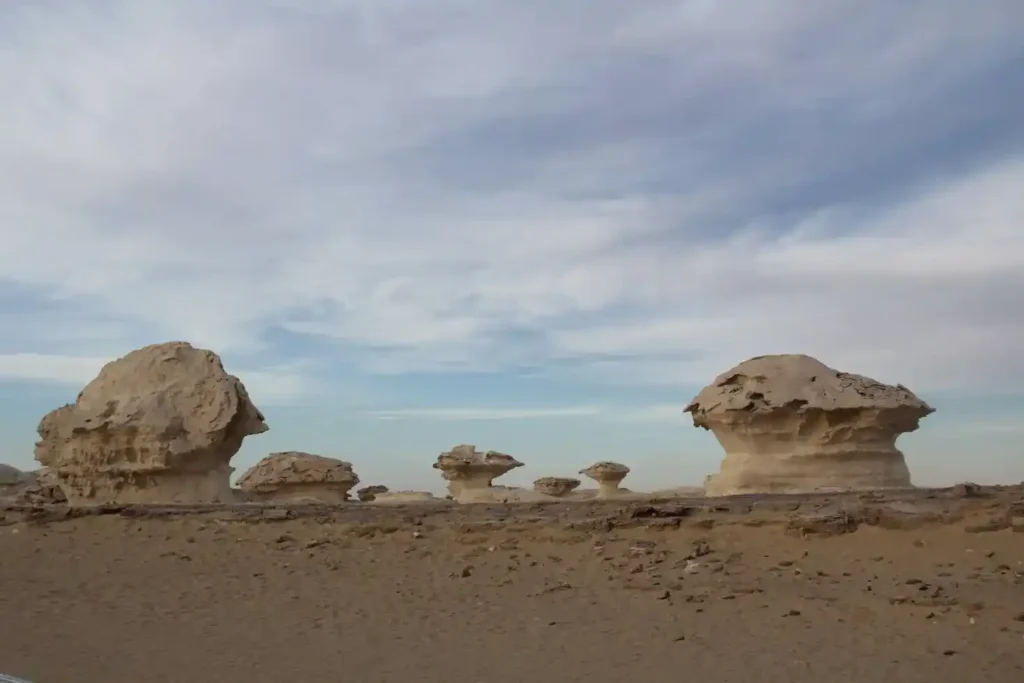 Formaciones de piedra caliza en el Desierto Blanco de Egipto