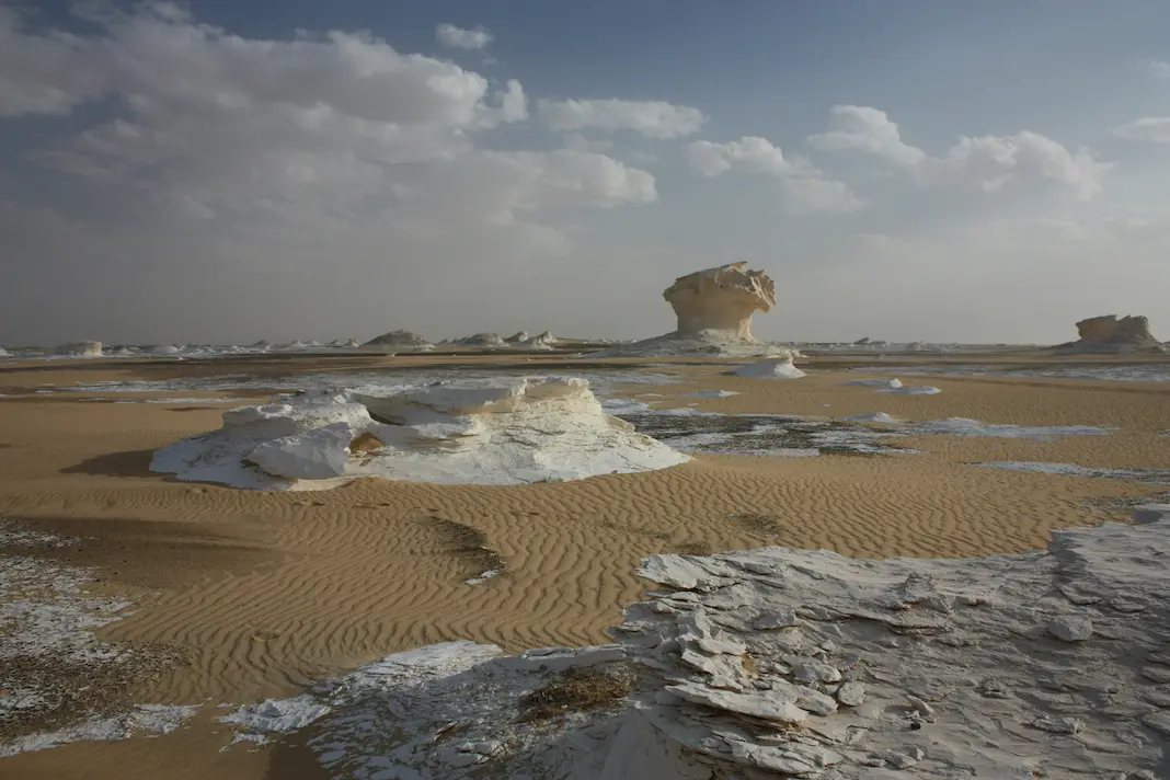 Paisaje del Oasis de Bahariya Egipto con dunas y palmeras en el desierto occidental