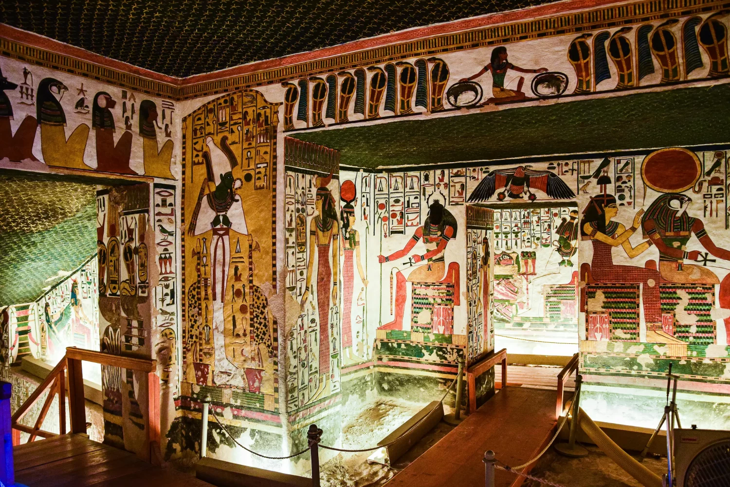 Excursión en Luxor a la Orilla Occidental en un Día visitando la impresionante Tumba de Nefertari en el Valle de las Reinas con arte faraónico único