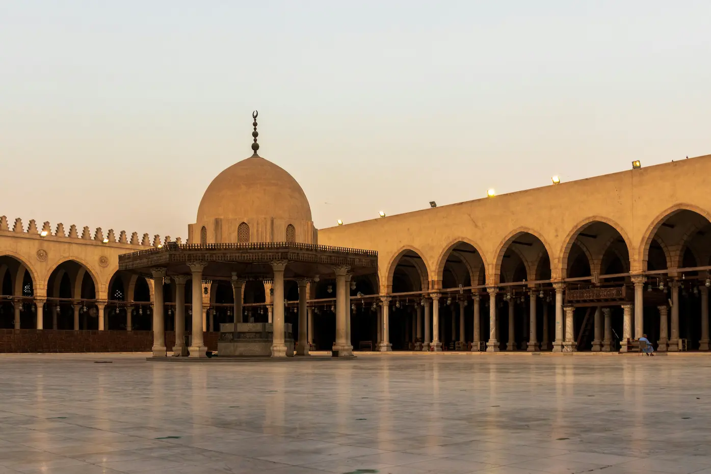 Minarete histórico de la Mezquita de Ibn Tulun en El Cairo con vista panorámica del Cairo antiguo y arquitectura islámica