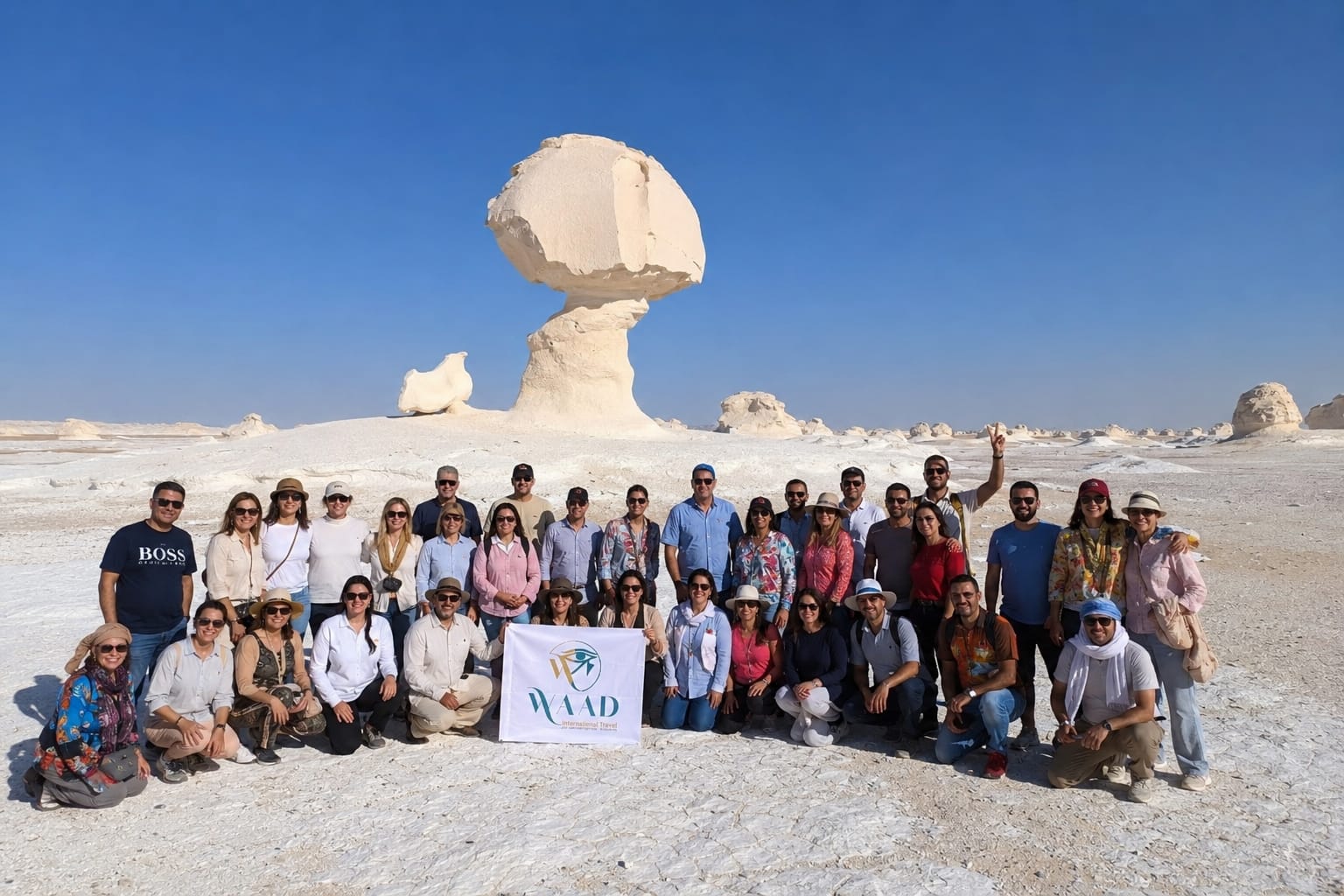Desierto Blanco de Egipto cerca del Oasis de Bahariya con sus impresionantes formaciones de roca caliza durante un viaje organizado por WAAD International Travel.
