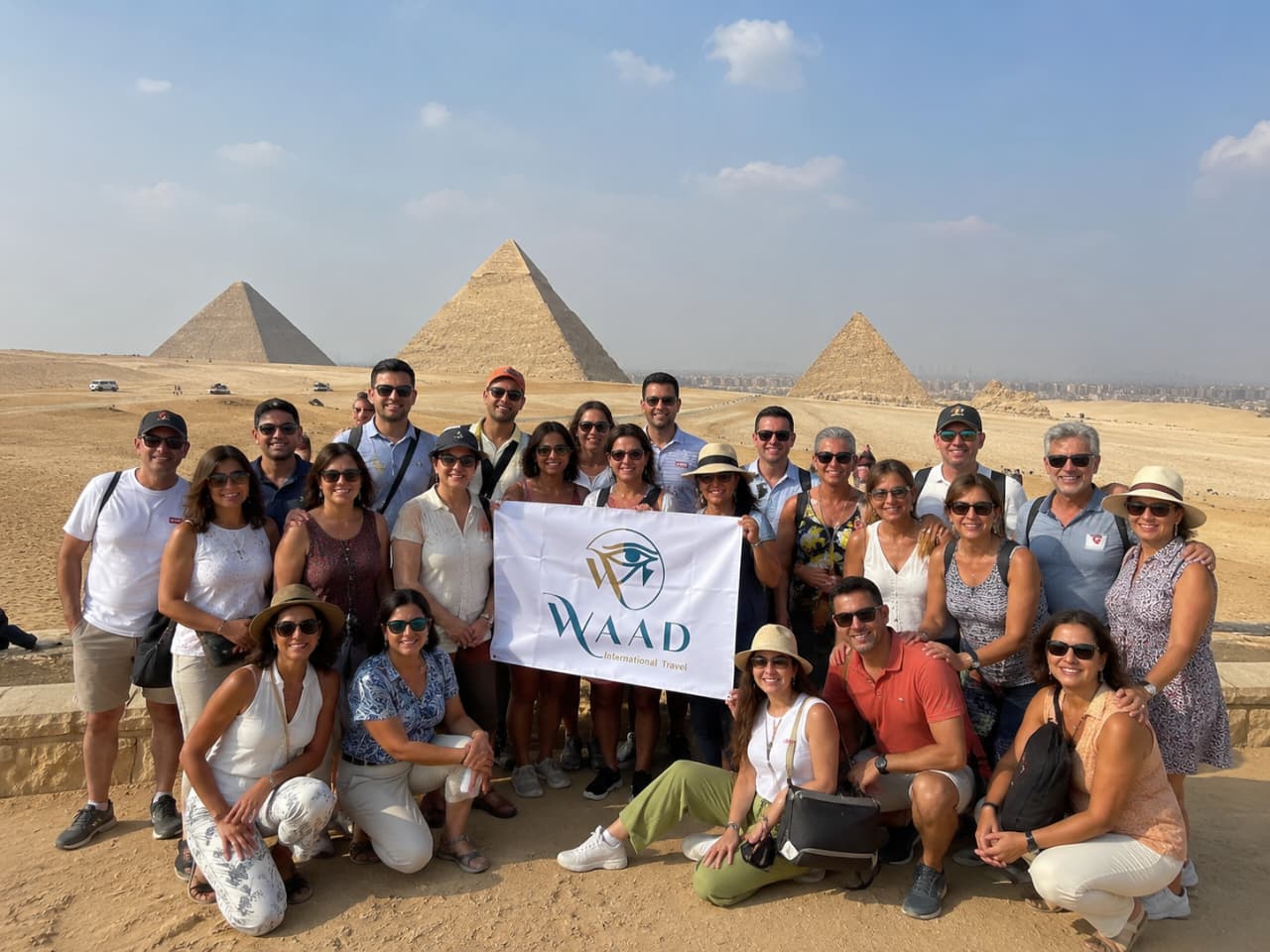 Las Pirámides de Guiza al atardecer durante un viaje a Egipto organizado por WAAD International Travel con tours, cruceros por el Nilo y paquetes turísticos.